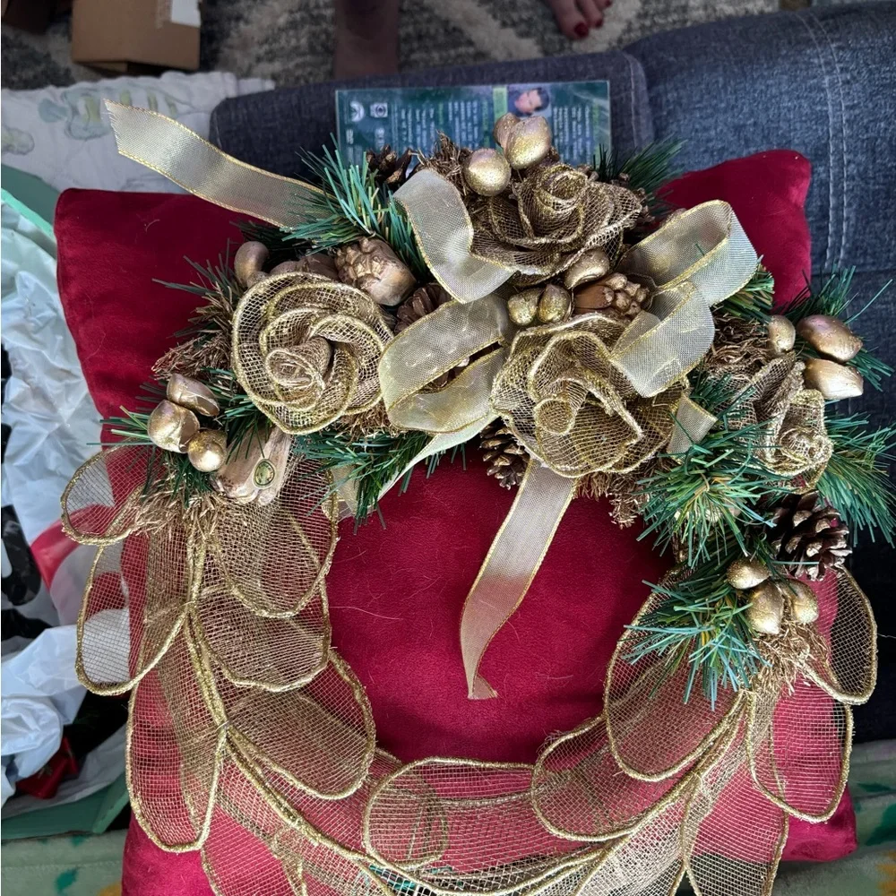 Elegant Gold Holiday wreath